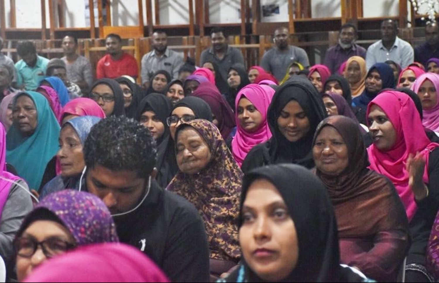 ޝަހީމްގެ އުފަން ރަށް މާމެންދޫ ގައި އޭނާ މިރޭ ބޭއްވި ކެމްޕެއިން ޖަލްސާ ގައި ބައިވެރިވެރިވި ބައެއް މީހުން.