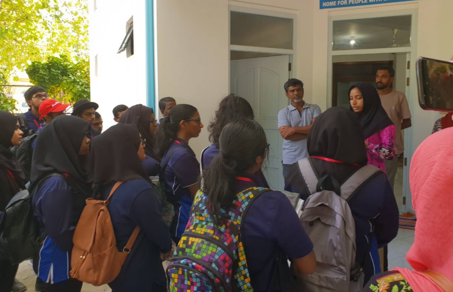 ސީއެޗްއެސްއީގެ ދަރިވަރުންނާއި މުވައްޒަފުން، ގުރައިދޫ މަރުކަޒުގައި.-- ފޮޓޯ: ސީއެޗްއެސްއީ