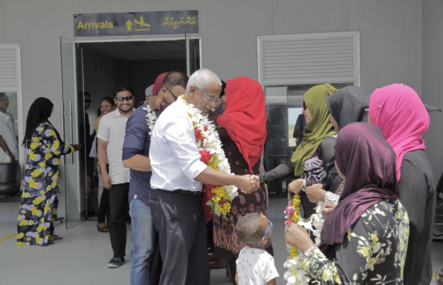އިދިކޮޅު ރިޔާސީ ކެންޑިޑޭޓް ބ. އަތޮޅަށް ކުރައްވާ ދަތުރުގައި. -- ފޮޓޯ: އެމްޑީޕީ
