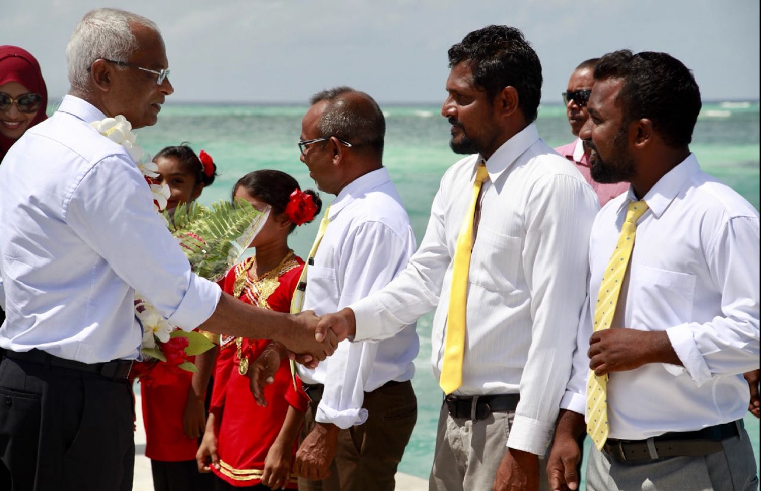 މި އަހަރުގެ ރިޔާސީ އިންތިޚާބުގައި ވާދަކުރައްވާ އިދިކޮޅު ކެންޑިޑޭޓް އިބްރާހިމް މުހައްމަދު ސޯލިހް (އިބޫ) ކެމްޕެއިން ދަތުރެއް ގައި ރަށަކަށް ވަޑައިގެން އެމްޑީޕީގެ ބަޔަކާ ސަލާމް ކުރައްވަނީ: މިނިސްޓަރު ސައީދު މިރޭ ވަނީ އިދިކޮޅު ފަރާތްތަކަށް ރައްދު ދެއްވާފައި.---ފޮޓޯ: އެމްޑީޕީ