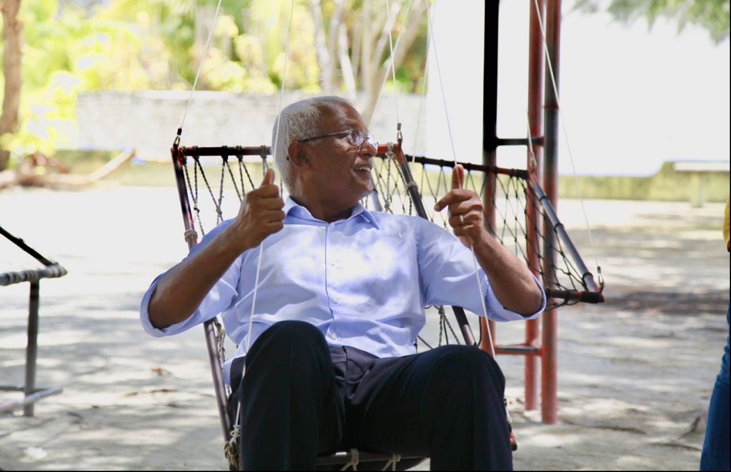 ރިޔާސީ އިންތިޚާބުގެ ކެމްޕެއިނަށް އިބޫ ކުރައްވާ ދަތުރުގެ ތެރެއިން ރަށެއްގެ އަތިމަރިމަތީގައި އެލުވާލާފައި ހުރި ޖޯއްޔެއް އުނދޯޔެއް ގައި އިށީނދެވަޑައިގެން: އިބޫ އަށާއި އެމްޑީޕީ އަށް ވެސް ރައީސް ޔާމީން ގިނަ ސުވާލުތަކެއް ރޭ ކުރިމަތި ކުރެއްވި.