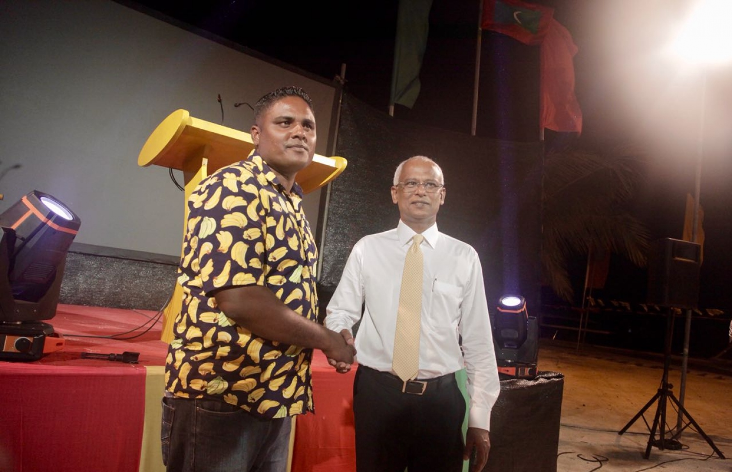 އިދިކޮޅު ފަރާތްތަކުން ތުޅާދޫ ގައި މިރޭ ބޭއްވި ޖަލްސާ އަށް ފަހު، އިބޫއާ އެކު މީހަކު ފޮޓޯއެއް ނަގަނީ.---ފޮޓޯ: އެމްޑީޕީ