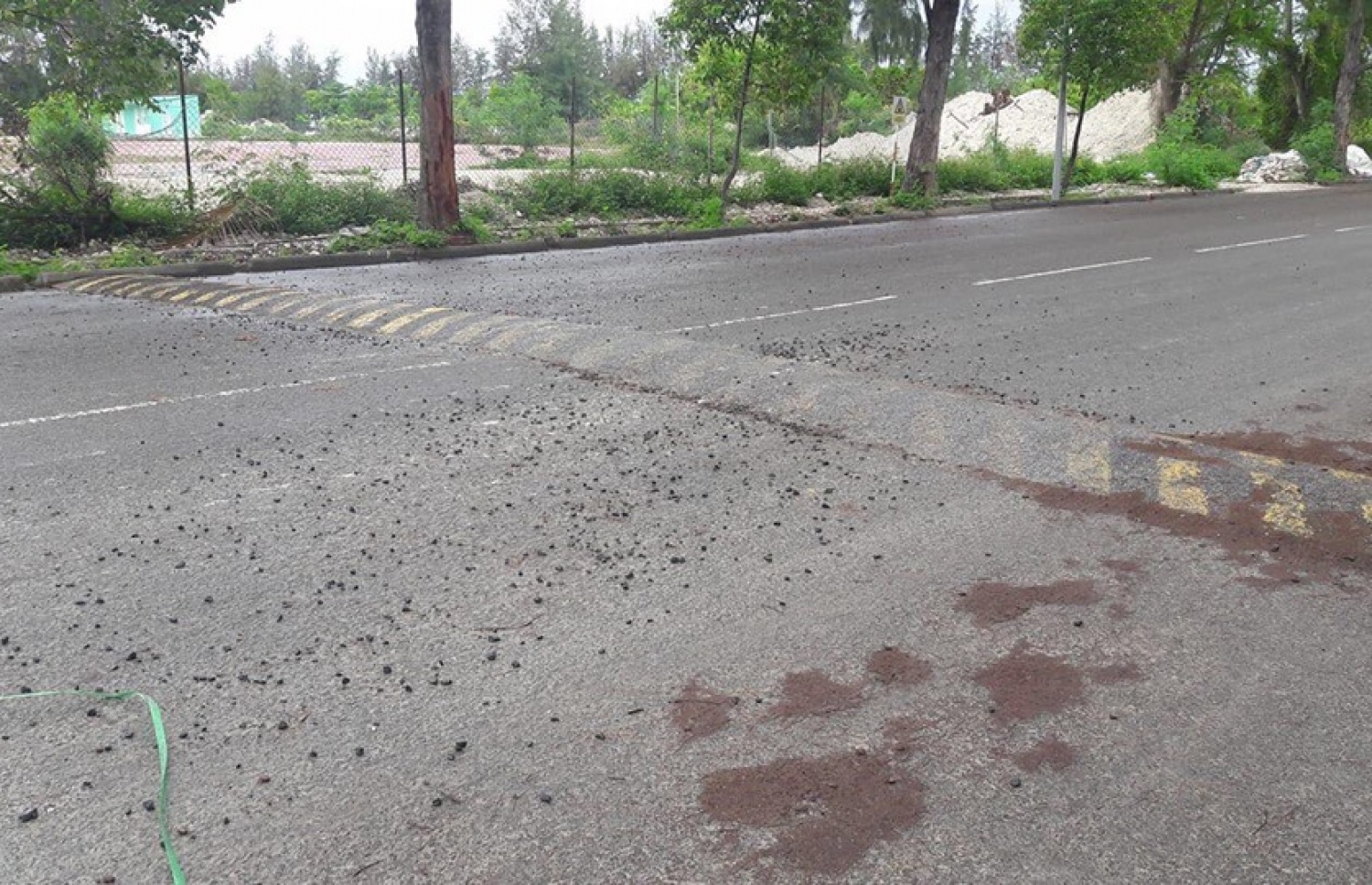 ފިތުުރޯނުމަގުގައި ހުރި ސްޕީޑް ބަމްޕަރެއްގެ ކުލަ ވެއްޓިފައިވާއިރު، މަގުމައްޗަށް ހިލަ އެޅިފައި