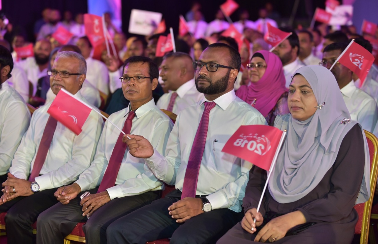 ދަރުބާރުގޭގައި މިރޭ ބޭއްވި ޖަލްސާގައި ޝަހީމް (ކ-2) ދިދަ އެއް ހިފަހައްޓައިގެން. - ފޮޓޯ: ނިޝާން އަލީ/ މިހާރު