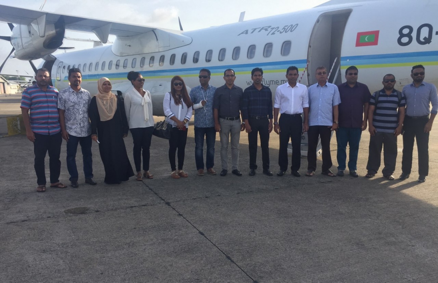 އދ. އަތޮޅަށް ފުރާވަޑައިގަތުމުގެ ކުރިން، ދަތުރުގެ ޓީމާ އެކު ފައިސަލް މިއަދު ފޮޓޯއަކަށް ހުއްޓިވަޑައިގެން. --ފޮޓޯ/ޖޭޕީ