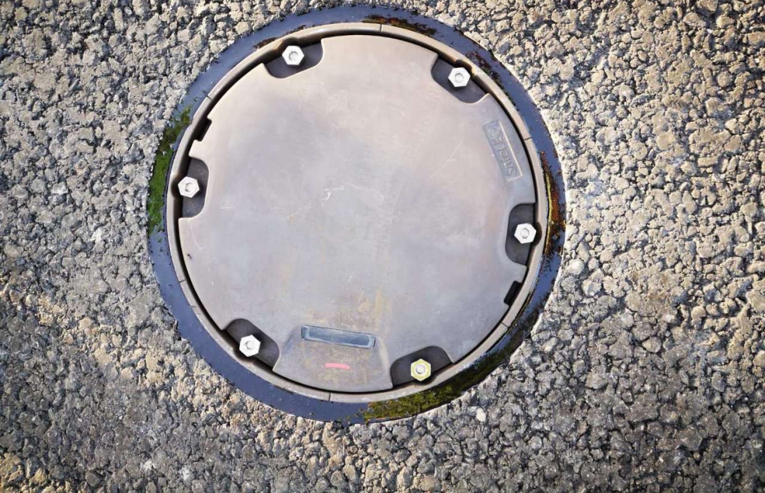 ވެލާނާ އެއާޕޯޓުގެ އާ ރަންވޭގައި ލައިޓް ހަރުކޮށްފައި: މިތަނުގައި ހަރުކުރަނީ ރަންވޭގައި ފޮރުވައި ހުންނަ ލައިޓްތަކެއް. ފޮޓޯ: އެމްއޭސީއެލް