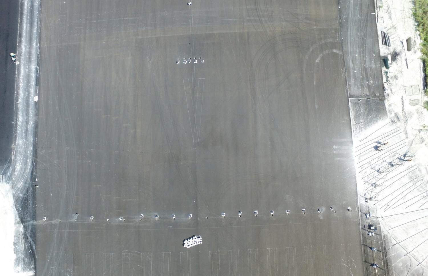 ވެލާނާ އެއާޕޯޓުގެ އާ ރަންވޭގައި ލައިޓްތައް ހަރުކުރުމުގެ މަސައްކަތް ކުރަނީ. ފޮޓޯ: އެމްއޭސީއެލް