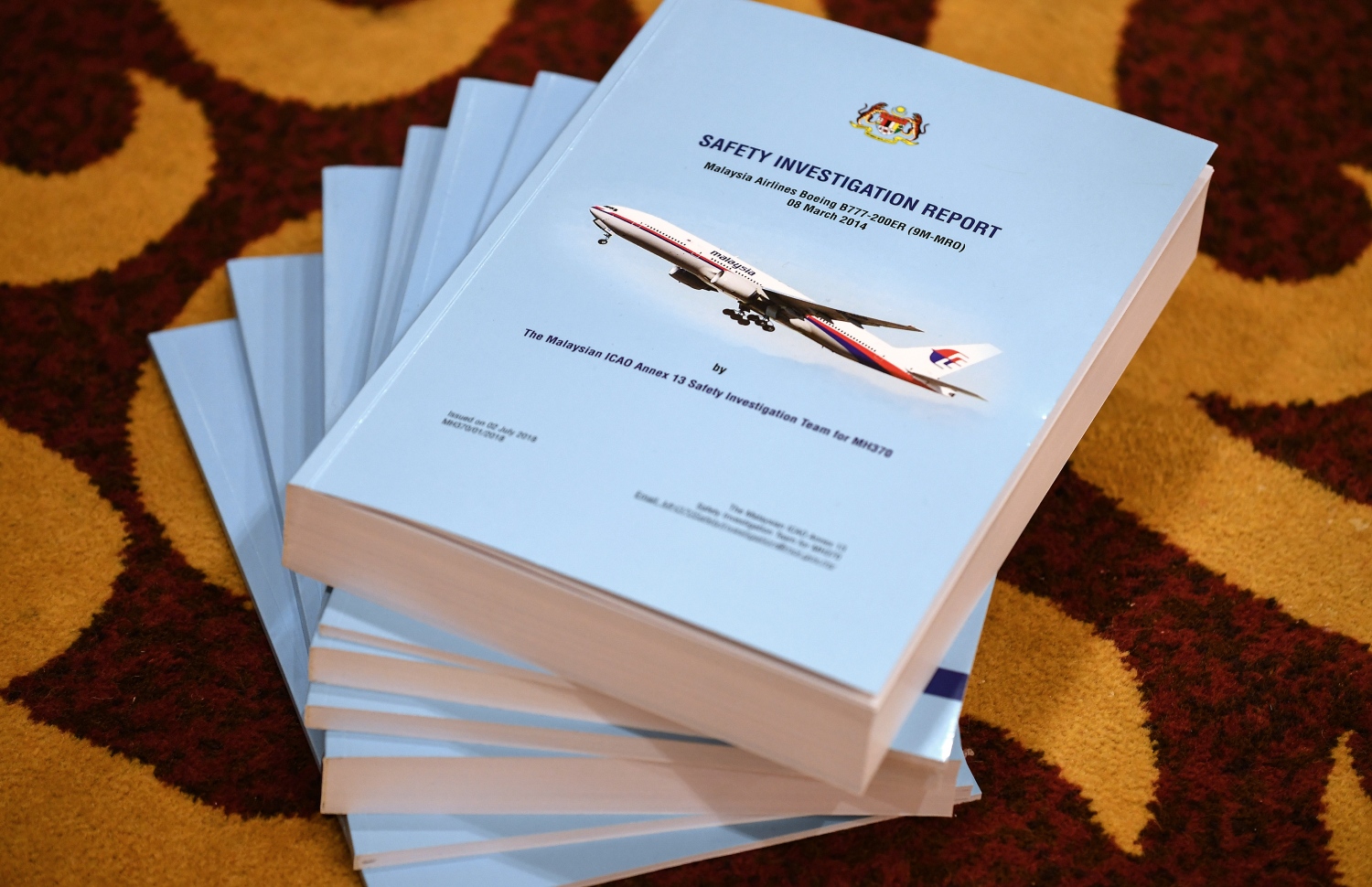 އެމްއެޗް370 އާ ބެހޭ ރިޕޯޓުގެ ކޮޕީތައް. --ފޮޓޯ:އޭއެފްޕީ