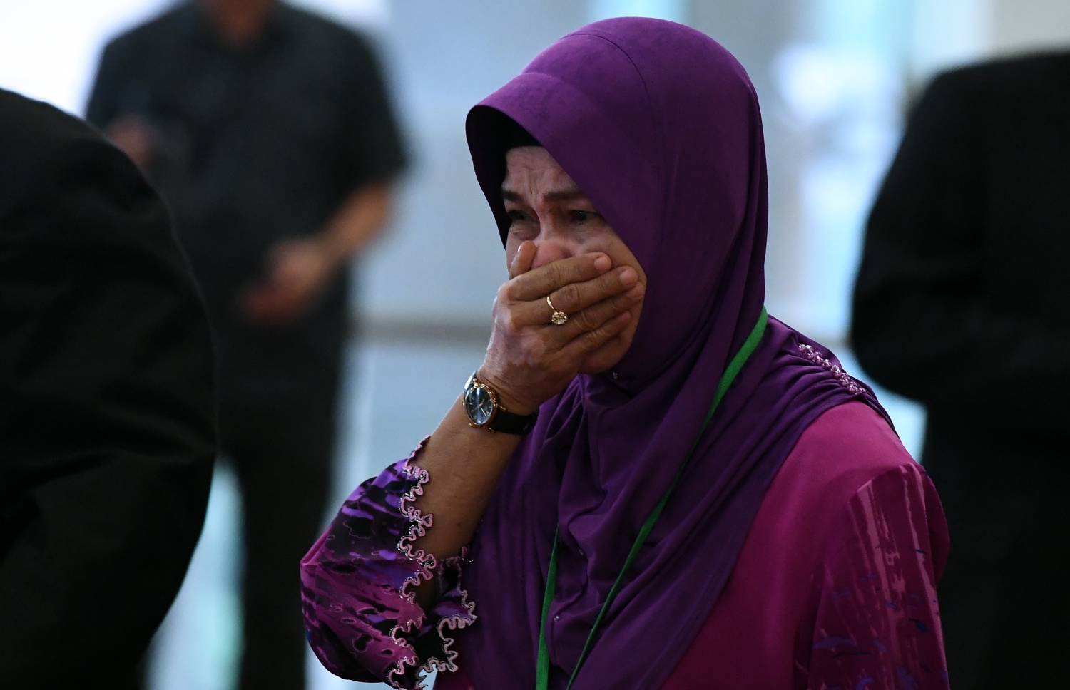 އެމްއެޗް370 އާ ބެހޭ ރިޕޯޓް ނެރުމުގެ ރަސްމިއްޔާތުގައި ބޯޓުން ދަތުރުކުރި މީހެއްގެ މަންމަ ކަމަށްވާ ނޫރާ ނޫރް ހިތާމަ ފާޅު ކުރަނީ. --ފޮޓޯ:އޭއެފްޕީ