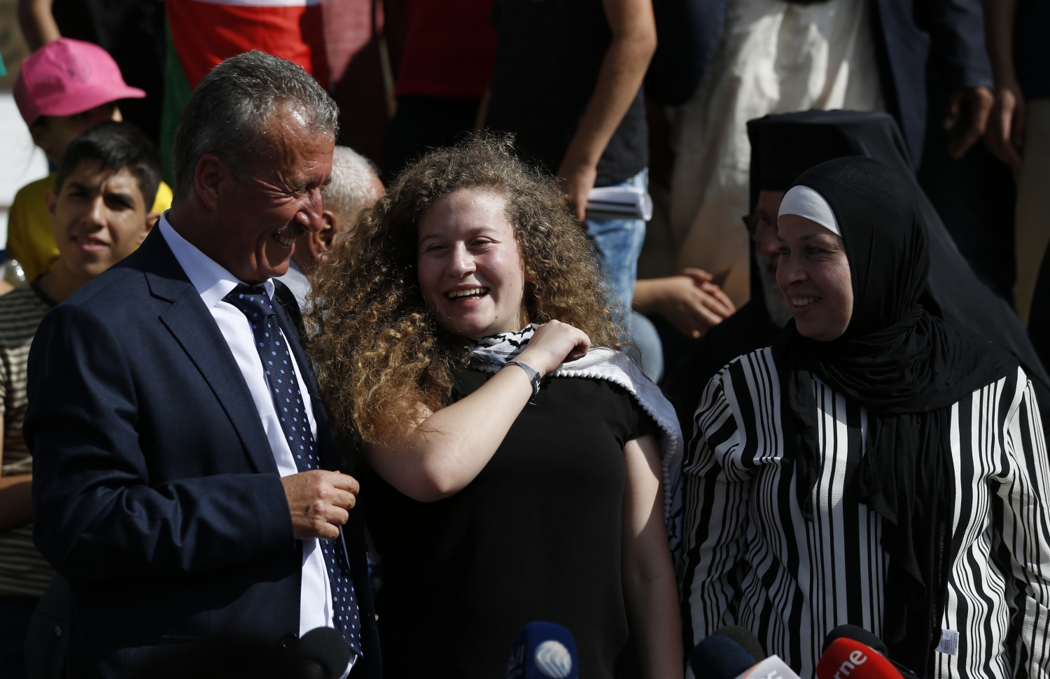 އިޒްރޭލުގެ ޖަލުން ދޫކޮށްލި ފަލަސްތީނުގެ ޒުވާން އަންހެން ކުއްޖާ ތަމީމީ (މ) އޭނާގެ މަންމަ ނަރިމާން (ކ) އަދި ބައްޕައާ އެކު. --ފޮޓޯ:އޭއެފްޕީ