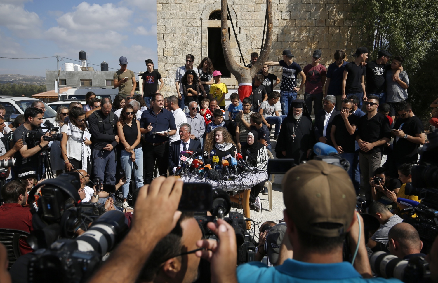 އިޒްރޭލުގެ ޖަލުން ދޫކޮށްލި ފަލަސްތީނުގެ ޒުވާން އަންހެން ކުއްޖާ ތަމީމީ ނޫސްވެރިންނާ ވާހަކަ ދައްކަނީ. --ފޮޓޯ:އޭއެފްޕީ