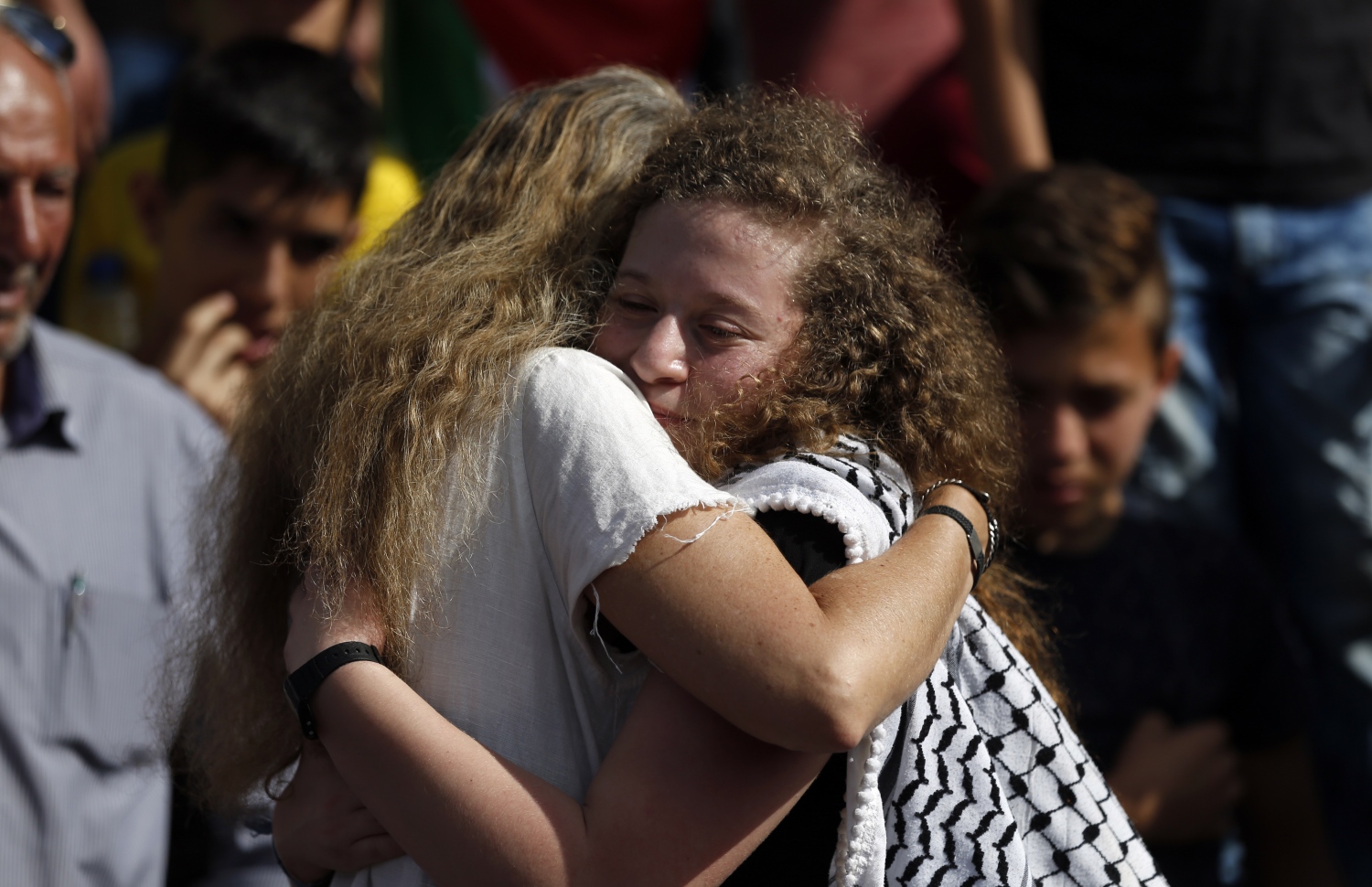 އިޒްރޭލުގެ ޖަލުން ދޫކޮށްލި ފަލަސްތީނުގެ ޒުވާން އަންހެން ކުއްޖާ ތަމީމީ ވަކީލް ގައިގައި ބައްދާލަނީ. --ފޮޓޯ:އޭއެފްޕީ