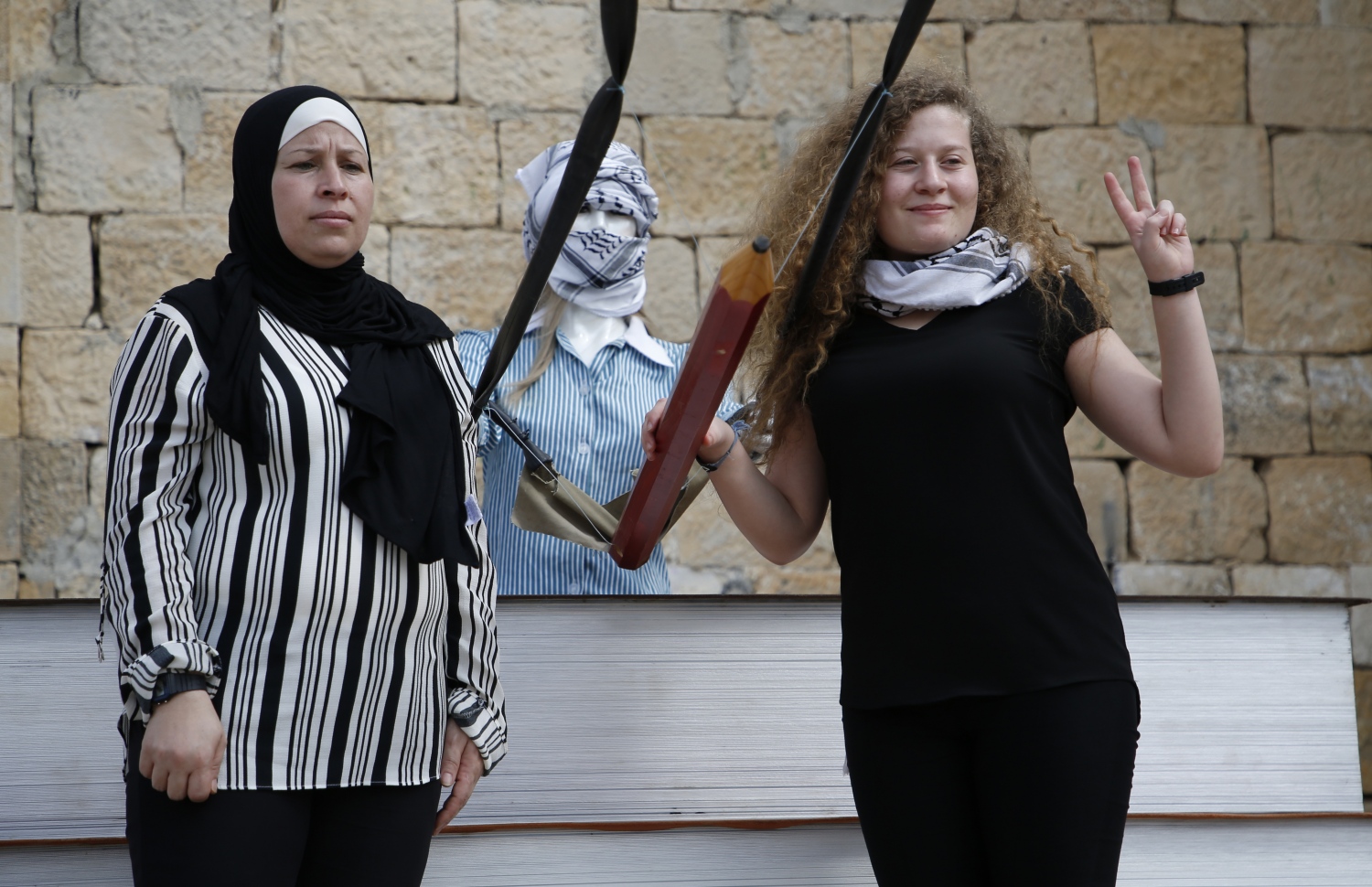 އިޒްރޭލުގެ ޖަލުން ދޫކޮށްލި ފަލަސްތީނުގެ ޒުވާން އަންހެން ކުއްޖާ ތަމީމީ (ކ) އާއި އޭނާގެ މަންމަ ނަރިމާން ފޮޓޯއަކަށް ހުއްޓިގެން. --ފޮޓޯ:އޭއެފްޕީ