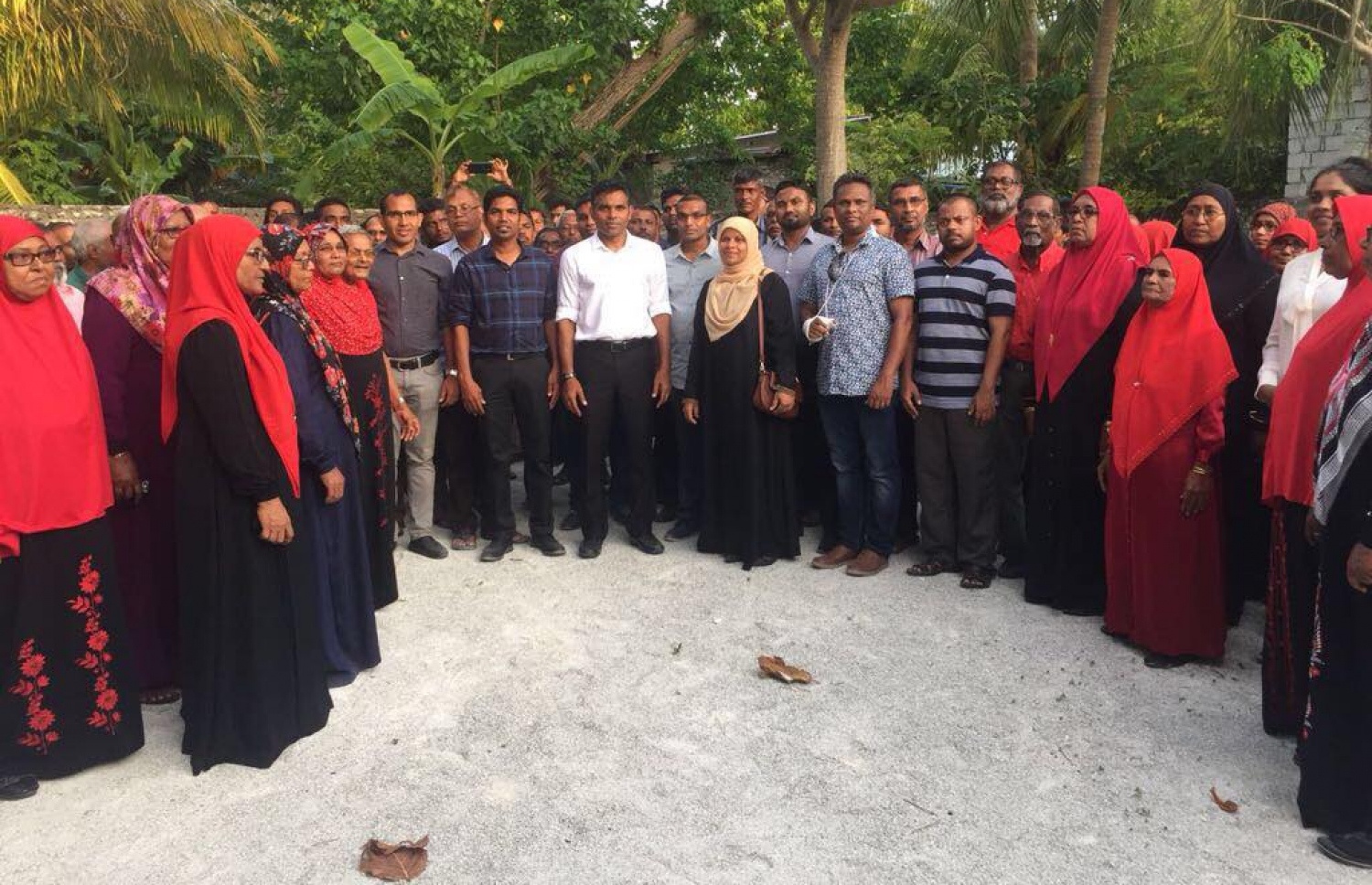 ފައިސަލް އާއި އިދިކޮޅު ބައެއް ބޭފުޅުން، އދ. ފެންފުށީގެ ބައެއް ރައްޔިތުންނާއެކު ފޮޓޯއަކަށް ހުއްޓިގެން. -