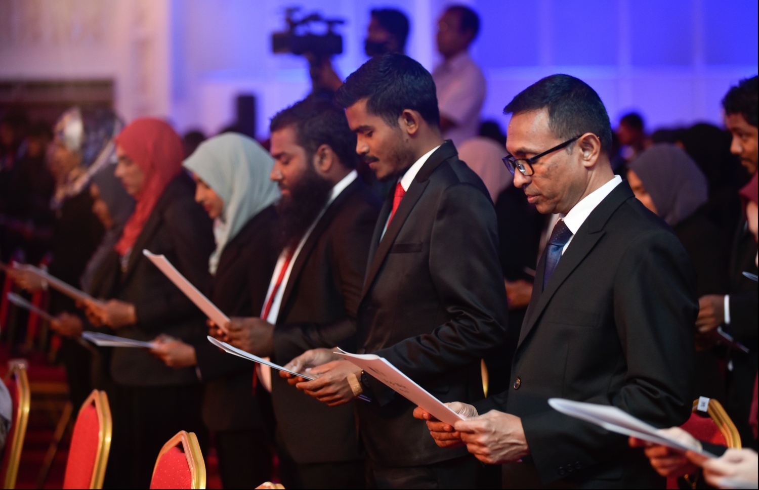 ގާނޫނީ ވަކީލުކަމުގެ ހުއްދަ މިރޭ ދިން ބައެއް ވަކީލުން ހުވާ ކުރަނީ.---ފޮޓޯ: ހުސައިން ވަހީދު/މިހާރު