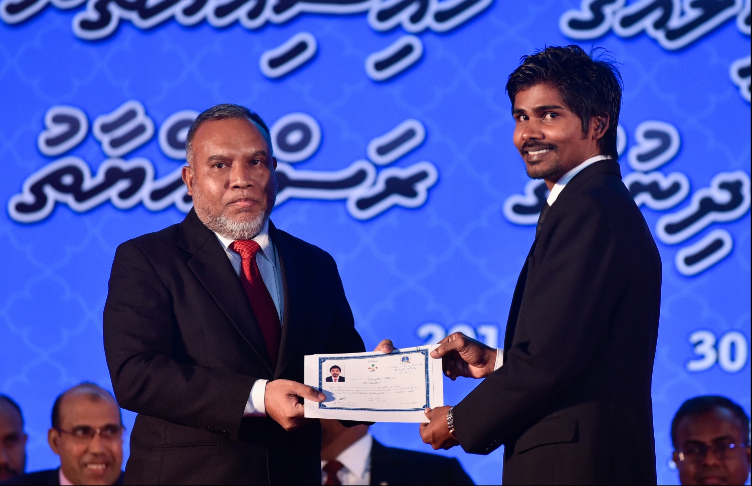 ގާނޫނީ ވަކީލުކަމުގެ ހުއްދަ ދިން ކަމުގެ ލިޔުން، ސުޕްރީމް ކޯޓުގެ ފަނޑިޔާރު އަބްދުﷲ އަރީފް، ވަކީލަކާ މިރޭ ހަވާލުކޮށްދެއްވަނީ.---ފޮޓޯ: ހުސައިން ވަހީދު/މިހާރު