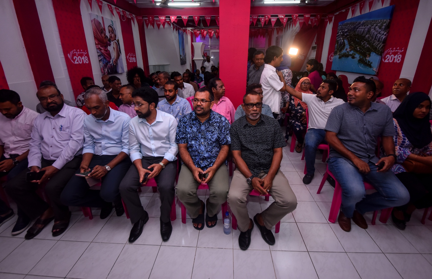 ޕީޕީއެމްގެ ޖަގަހަ ހުޅުވުމަށް ބޭއްވި ރަސްމިއްޔާތުގައި ޕީޕީއެމްގެ އިސް ބޭފުޅުން ބައިވެރިވެވަޑައިގަންނަވަނީ. - ފޮޓޯ: އަހުމަދު ނިޝާތު/ މިހާރު