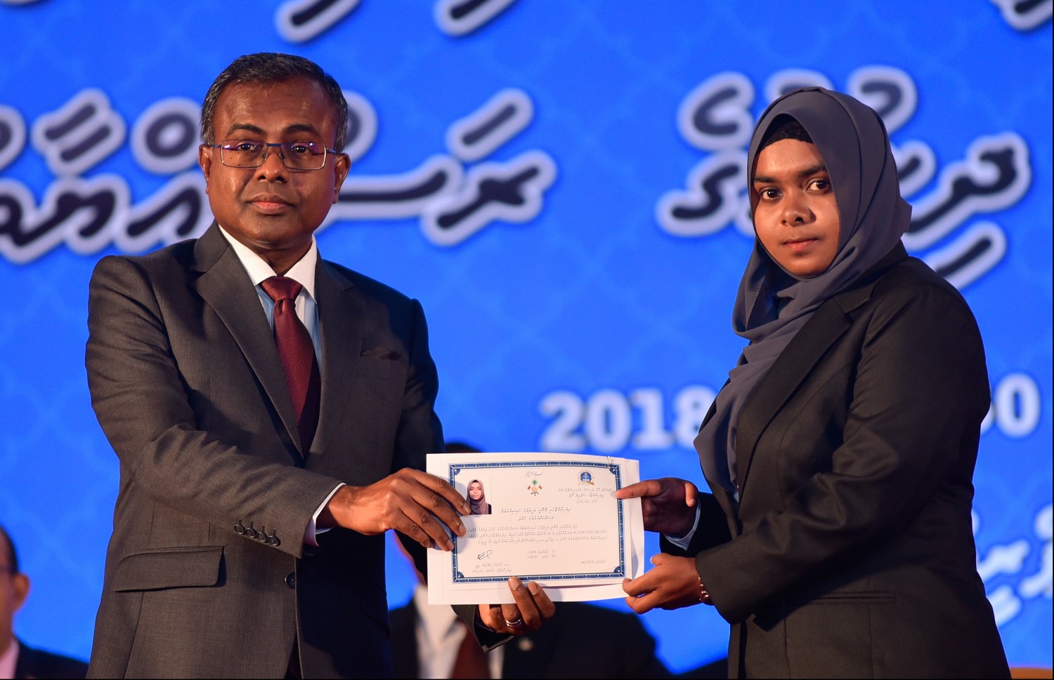 މާލެ: ޖުލައި 30، 2018: ގާނޫނީ ވަކީލުން ހުވާކުރުމުގެ ރަސްމިއްޔާތުގައި ހުވާކުރި ވަކީލަކަށް، އުއްތަމަ ފަނޑިޔާރު ޑރ.އަހުމަދު އަބްދުﷲ ދީދީ،، ވަކީލުކަމުގެ ލިޔުން ހަވާލުކުރައްވަނީ.-- ފޮޓޯ: ހުސައިން ވަހީދު /މިހާރު