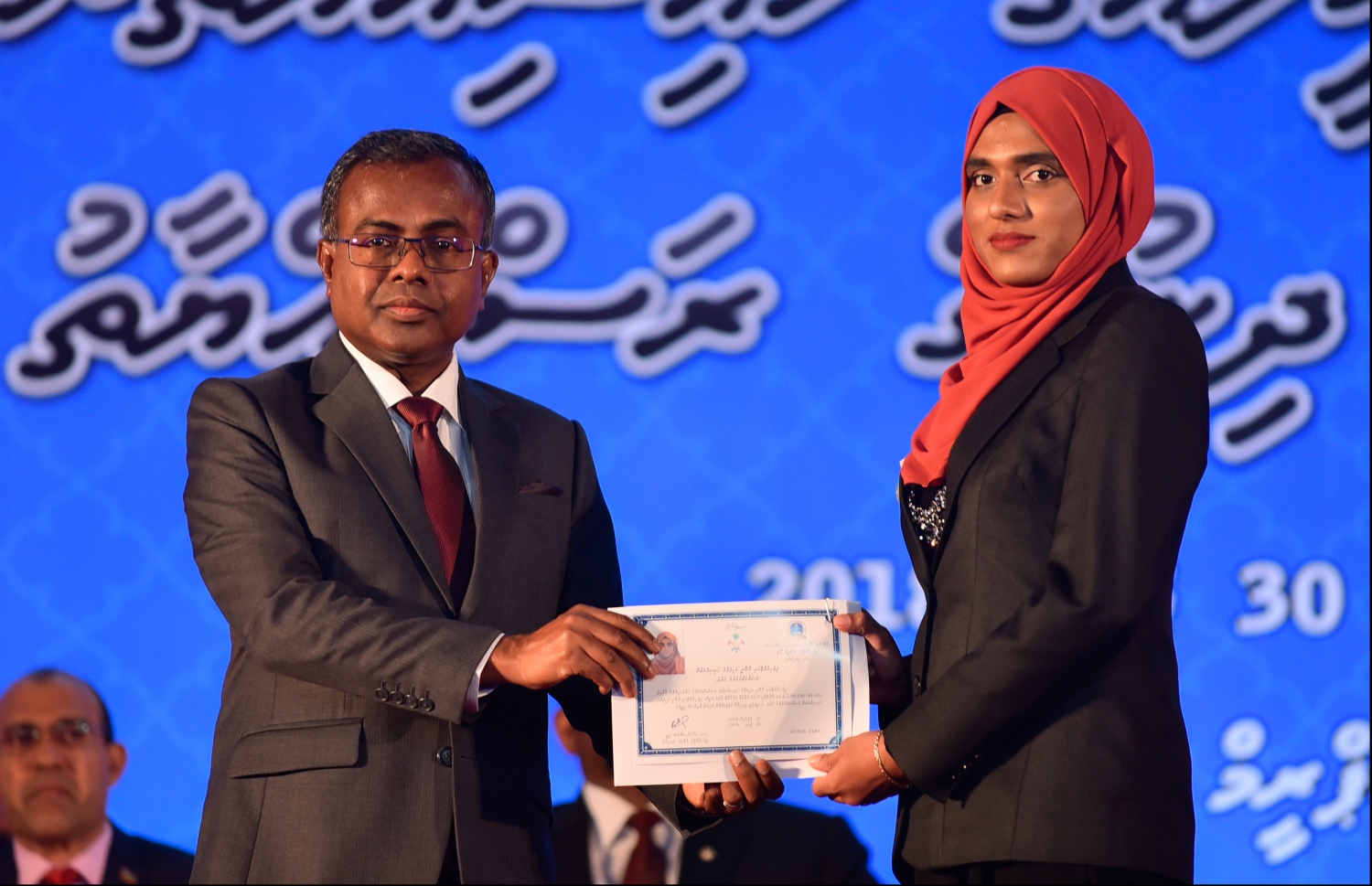 މާލެ: ޖުލައި 30، 2018: ގާނޫނީ ވަކީލުން ހުވާކުރުމުގެ ރަސްމިއްޔާތުގައި ހުވާކުރި ވަކީލަކަށް، އުއްތަމަ ފަނޑިޔާރު ޑރ.އަހުމަދު އަބްދުﷲ ދީދީ،، ވަކީލުކަމުގެ ލިޔުން ހަވާލުކުރައްވަނީ.-- ފޮޓޯ: ހުސައިން ވަހީދު /މިހާރު