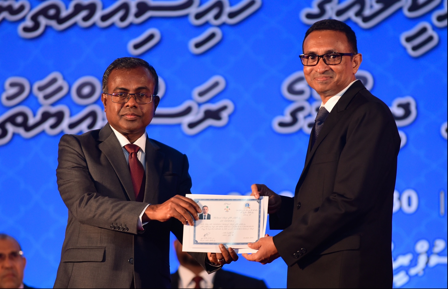 މާލެ: ޖުލައި 30، 2018: ގާނޫނީ ވަކީލުން ހުވާކުރުމުގެ ރަސްމިއްޔާތުގައި ހުވާކުރި ވަކީލަކަށް، އުއްތަމަ ފަނޑިޔާރު ޑރ.އަހުމަދު އަބްދުﷲ ދީދީ،، ވަކީލުކަމުގެ ލިޔުން ހަވާލުކުރައްވަނީ.-- ފޮޓޯ: ހުސައިން ވަހީދު /މިހާރު