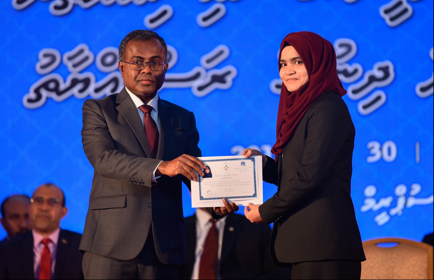 މާލެ: ޖުލައި 30، 2018: ގާނޫނީ ވަކީލުން ހުވާކުރުމުގެ ރަސްމިއްޔާތުގައި ހުވާކުރި ވަކީލަކަށް، އުއްތަމަ ފަނޑިޔާރު ޑރ.އަހުމަދު އަބްދުﷲ ދީދީ،، ވަކީލުކަމުގެ ލިޔުން ހަވާލުކުރައްވަނީ.-- ފޮޓޯ: ހުސައިން ވަހީދު /މިހާރު