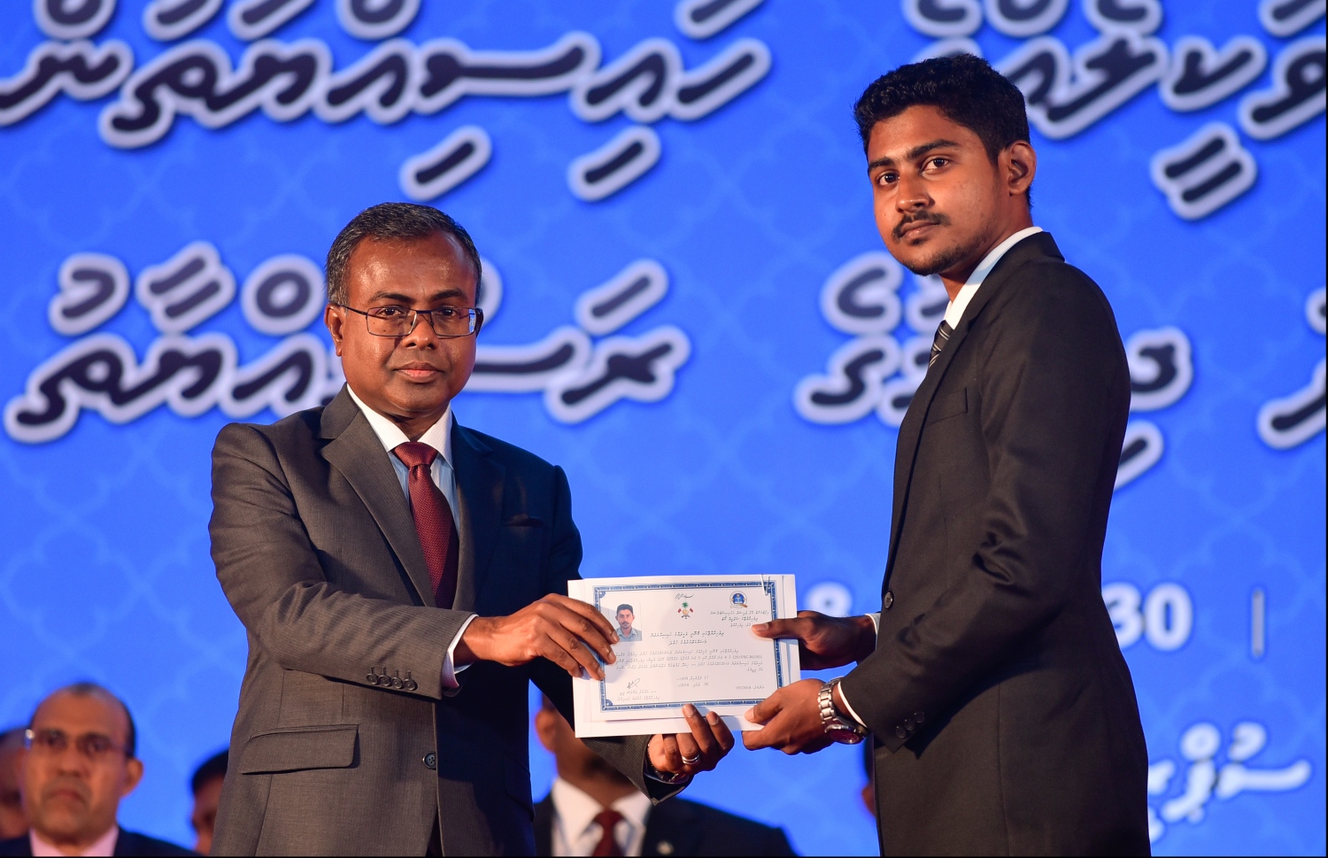 މާލެ: ޖުލައި 30، 2018: ގާނޫނީ ވަކީލުން ހުވާކުރުމުގެ ރަސްމިއްޔާތުގައި ހުވާކުރި ވަކީލަކަށް، އުއްތަމަ ފަނޑިޔާރު ޑރ.އަހުމަދު އަބްދުﷲ ދީދީ،، ވަކީލުކަމުގެ ލިޔުން ހަވާލުކުރައްވަނީ.-- ފޮޓޯ: ހުސައިން ވަހީދު /މިހާރު