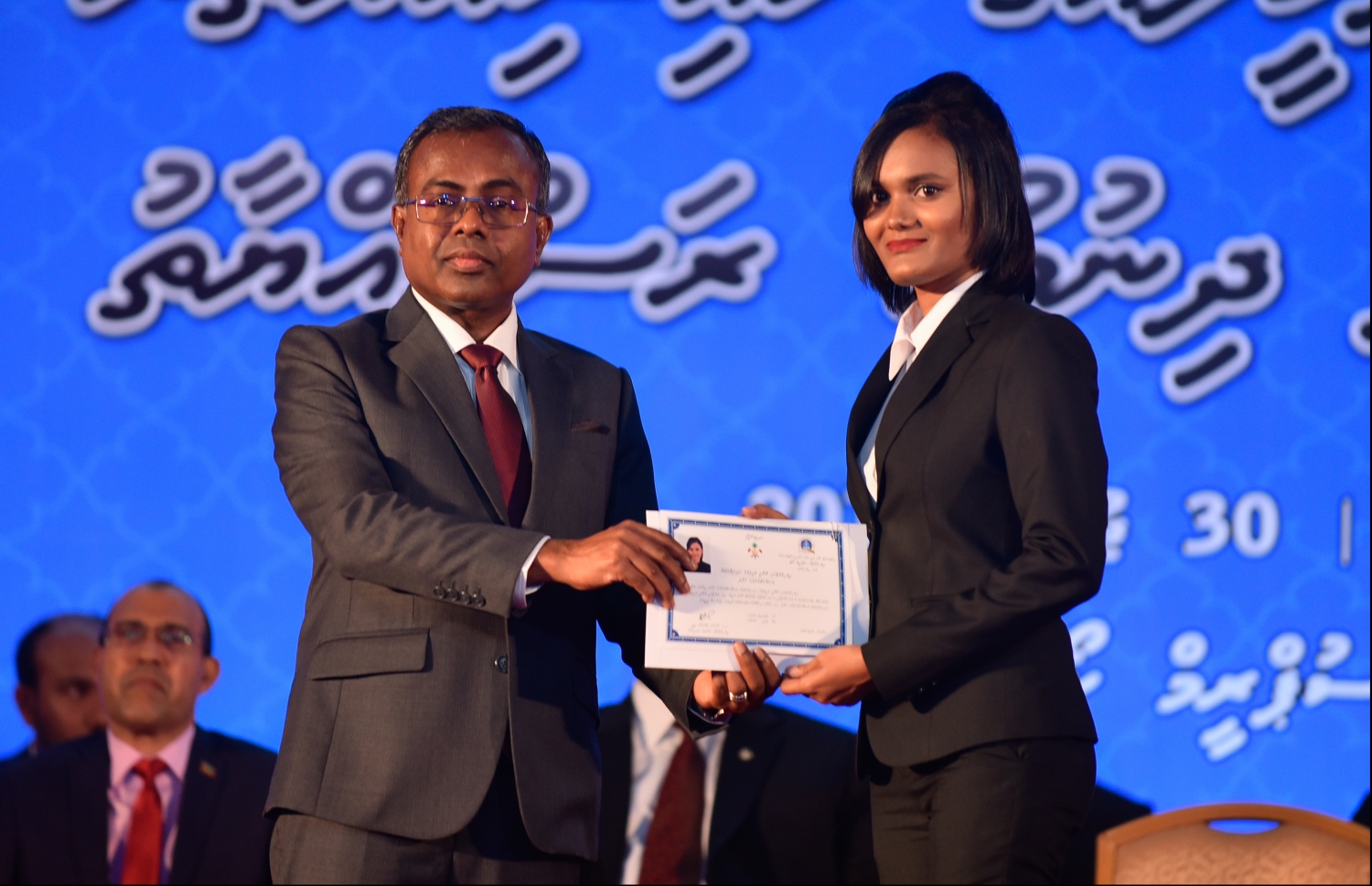 މާލެ: ޖުލައި 30، 2018: ގާނޫނީ ވަކީލުން ހުވާކުރުމުގެ ރަސްމިއްޔާތުގައި ހުވާކުރި ވަކީލަކަށް، އުއްތަމަ ފަނޑިޔާރު ޑރ.އަހުމަދު އަބްދުﷲ ދީދީ،، ވަކީލުކަމުގެ ލިޔުން ހަވާލުކުރައްވަނީ.-- ފޮޓޯ: ހުސައިން ވަހީދު /މިހާރު