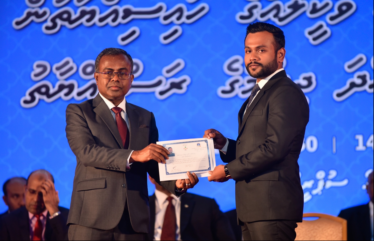 މާލެ: ޖުލައި 30، 2018: ގާނޫނީ ވަކީލުން ހުވާކުރުމުގެ ރަސްމިއްޔާތުގައި ހުވާކުރި ވަކީލަކަށް، އުއްތަމަ ފަނޑިޔާރު ޑރ.އަހުމަދު އަބްދުﷲ ދީދީ،، ވަކީލުކަމުގެ ލިޔުން ހަވާލުކުރައްވަނީ.-- ފޮޓޯ: ހުސައިން ވަހީދު /މިހާރު