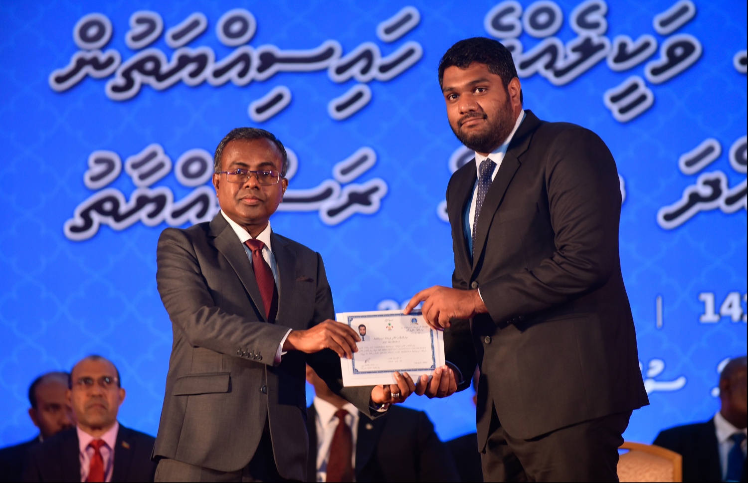 މާލެ: ޖުލައި 30، 2018: ގާނޫނީ ވަކީލުން ހުވާކުރުމުގެ ރަސްމިއްޔާތުގައި ހުވާކުރި ވަކީލަކަށް، އުއްތަމަ ފަނޑިޔާރު ޑރ.އަހުމަދު އަބްދުﷲ ދީދީ،، ވަކީލުކަމުގެ ލިޔުން ހަވާލުކުރައްވަނީ.-- ފޮޓޯ: ހުސައިން ވަހީދު /މިހާރު