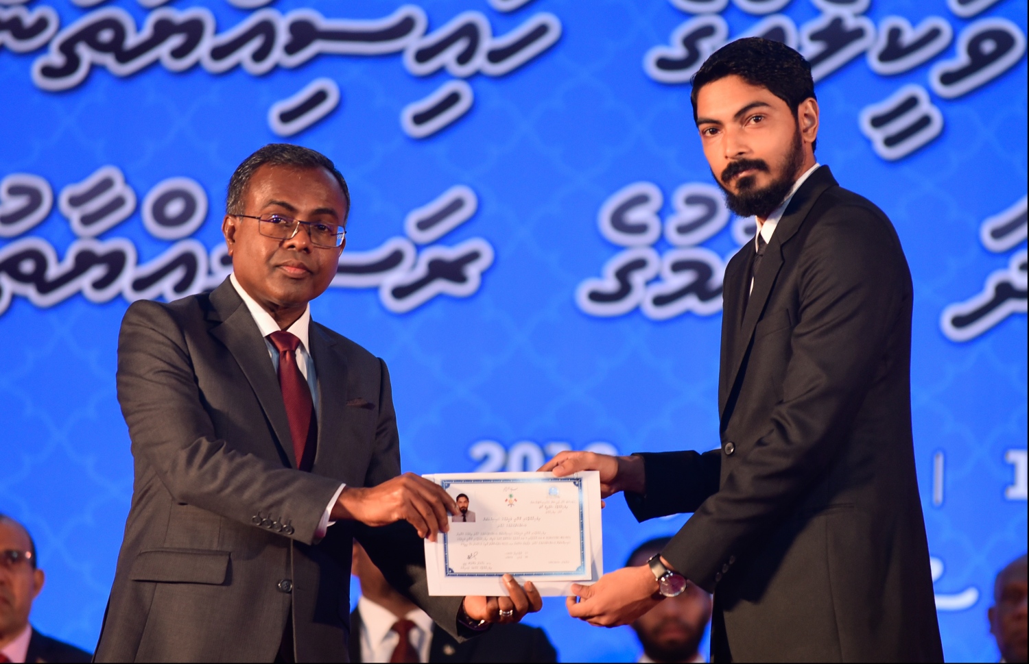 މާލެ: ޖުލައި 30، 2018: ގާނޫނީ ވަކީލުން ހުވާކުރުމުގެ ރަސްމިއްޔާތުގައި ހުވާކުރި ވަކީލަކަށް، އުއްތަމަ ފަނޑިޔާރު ޑރ.އަހުމަދު އަބްދުﷲ ދީދީ،، ވަކީލުކަމުގެ ލިޔުން ހަވާލުކުރައްވަނީ.-- ފޮޓޯ: ހުސައިން ވަހީދު /މިހާރު