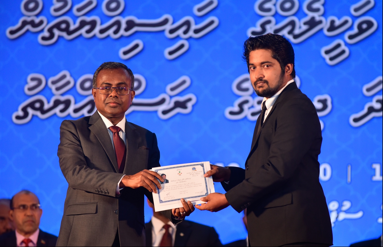 މާލެ: ޖުލައި 30، 2018: ގާނޫނީ ވަކީލުން ހުވާކުރުމުގެ ރަސްމިއްޔާތުގައި ހުވާކުރި ވަކީލަކަށް، އުއްތަމަ ފަނޑިޔާރު ޑރ.އަހުމަދު އަބްދުﷲ ދީދީ،، ވަކީލުކަމުގެ ލިޔުން ހަވާލުކުރައްވަނީ.-- ފޮޓޯ: ހުސައިން ވަހީދު /މިހާރު