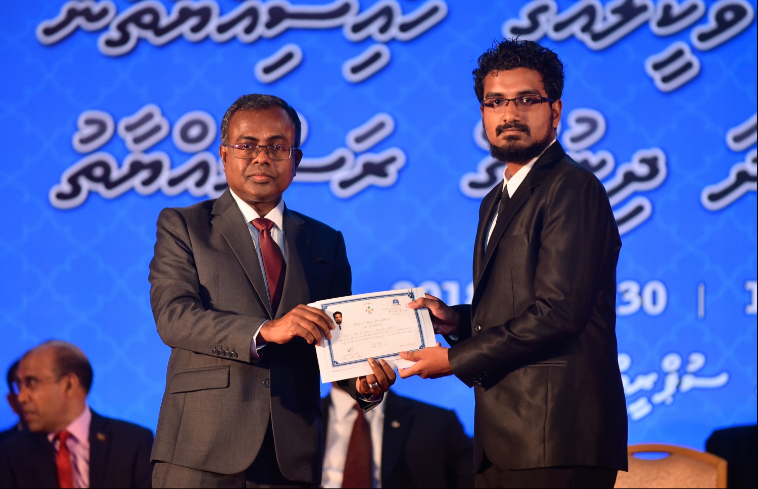 މާލެ: ޖުލައި 30، 2018: ގާނޫނީ ވަކީލުން ހުވާކުރުމުގެ ރަސްމިއްޔާތުގައި ހުވާކުރި ވަކީލަކަށް، އުއްތަމަ ފަނޑިޔާރު ޑރ.އަހުމަދު އަބްދުﷲ ދީދީ،، ވަކީލުކަމުގެ ލިޔުން ހަވާލުކުރައްވަނީ.-- ފޮޓޯ: ހުސައިން ވަހީދު /މިހާރު