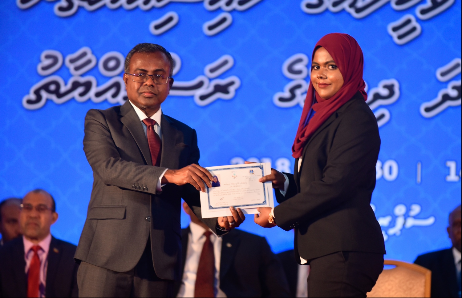 މާލެ: ޖުލައި 30، 2018: ގާނޫނީ ވަކީލުން ހުވާކުރުމުގެ ރަސްމިއްޔާތުގައި ހުވާކުރި ވަކީލަކަށް، އުއްތަމަ ފަނޑިޔާރު ޑރ.އަހުމަދު އަބްދުﷲ ދީދީ،، ވަކީލުކަމުގެ ލިޔުން ހަވާލުކުރައްވަނީ.-- ފޮޓޯ: ހުސައިން ވަހީދު /މިހާރު