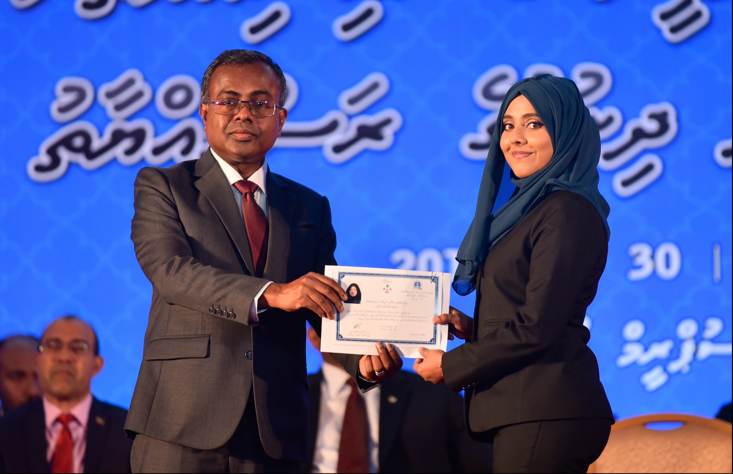 މާލެ: ޖުލައި 30، 2018: ގާނޫނީ ވަކީލުން ހުވާކުރުމުގެ ރަސްމިއްޔާތުގައި ހުވާކުރި ވަކީލަކަށް، އުއްތަމަ ފަނޑިޔާރު ޑރ.އަހުމަދު އަބްދުﷲ ދީދީ،، ވަކީލުކަމުގެ ލިޔުން ހަވާލުކުރައްވަނީ.-- ފޮޓޯ: ހުސައިން ވަހީދު /މިހާރު