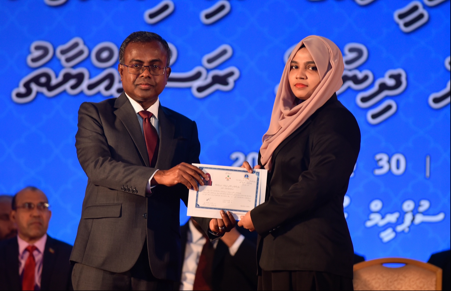 މާލެ: ޖުލައި 30، 2018: ގާނޫނީ ވަކީލުން ހުވާކުރުމުގެ ރަސްމިއްޔާތުގައި ހުވާކުރި ވަކީލަކަށް، އުއްތަމަ ފަނޑިޔާރު ޑރ.އަހުމަދު އަބްދުﷲ ދީދީ،، ވަކީލުކަމުގެ ލިޔުން ހަވާލުކުރައްވަނީ.-- ފޮޓޯ: ހުސައިން ވަހީދު /މިހާރު