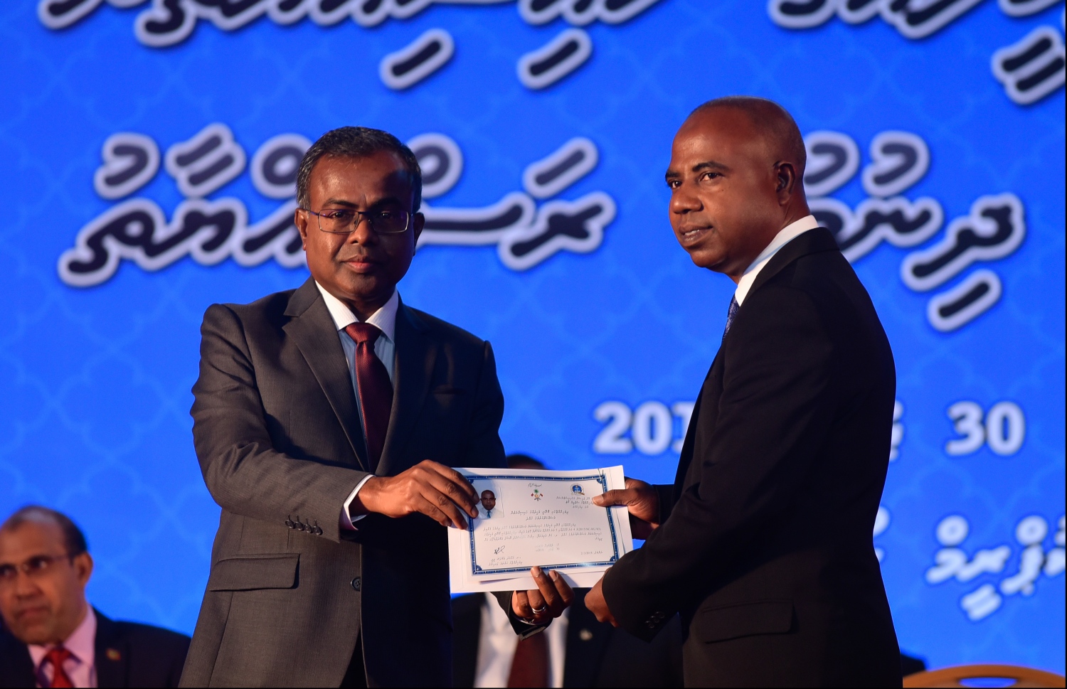 މާލެ: ޖުލައި 30، 2018: ގާނޫނީ ވަކީލުން ހުވާކުރުމުގެ ރަސްމިއްޔާތުގައި ހުވާކުރި ވަކީލަކަށް، އުއްތަމަ ފަނޑިޔާރު ޑރ.އަހުމަދު އަބްދުﷲ ދީދީ،، ވަކީލުކަމުގެ ލިޔުން ހަވާލުކުރައްވަނީ.-- ފޮޓޯ: ހުސައިން ވަހީދު /މިހާރު