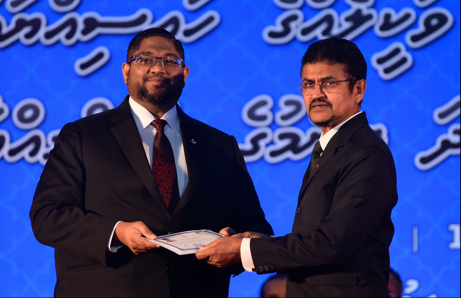 މާލެ: ޖުލައި 30، 2018: ގާނޫނީ ވަކީލުން ހުވާކުރުމުގެ ރަސްމިއްޔާތުގައި ހުވާކުރި ވަކީލަކަށް، އެޓާނީ ޖެނެރަލް މުހައްމަދު އަނިލް، ވަކީލުކަމުގެ ލިޔުން ހަވާލުކުރައްވަނީ.-- ފޮޓޯ: ހުސައިން ވަހީދު /މިހާރު