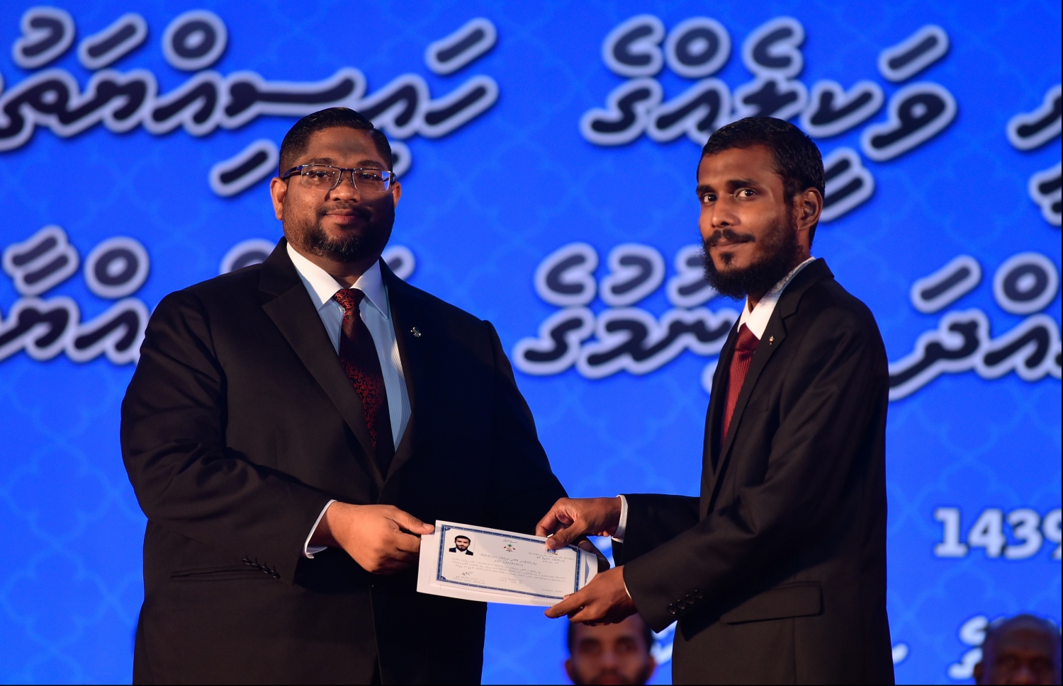 މާލެ: ޖުލައި 30، 2018: ގާނޫނީ ވަކީލުން ހުވާކުރުމުގެ ރަސްމިއްޔާތުގައި ހުވާކުރި ވަކީލަކަށް، އެޓާނީ ޖެނެރަލް މުހައްމަދު އަނިލް، ވަކީލުކަމުގެ ލިޔުން ހަވާލުކުރައްވަނީ.-- ފޮޓޯ: ހުސައިން ވަހީދު /މިހާރު