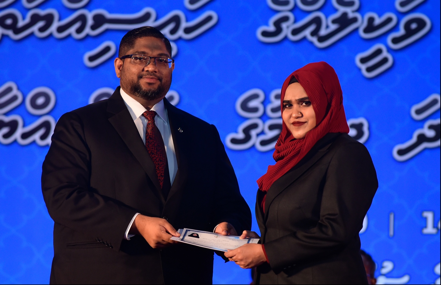 މާލެ: ޖުލައި 30، 2018: ގާނޫނީ ވަކީލުން ހުވާކުރުމުގެ ރަސްމިއްޔާތުގައި ހުވާކުރި ވަކީލަކަށް، އެޓާނީ ޖެނެރަލް މުހައްމަދު އަނިލް، ވަކީލުކަމުގެ ލިޔުން ހަވާލުކުރައްވަނީ.-- ފޮޓޯ: ހުސައިން ވަހީދު /މިހާރު