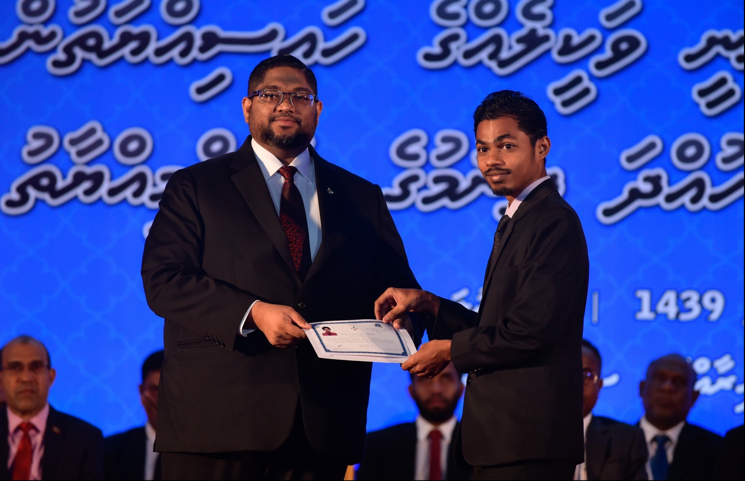 މާލެ: ޖުލައި 30، 2018: ގާނޫނީ ވަކީލުން ހުވާކުރުމުގެ ރަސްމިއްޔާތުގައި ހުވާކުރި ވަކީލަކަށް، އެޓާނީ ޖެނެރަލް މުހައްމަދު އަނިލް، ވަކީލުކަމުގެ ލިޔުން ހަވާލުކުރައްވަނީ.-- ފޮޓޯ: ހުސައިން ވަހީދު /މިހާރު