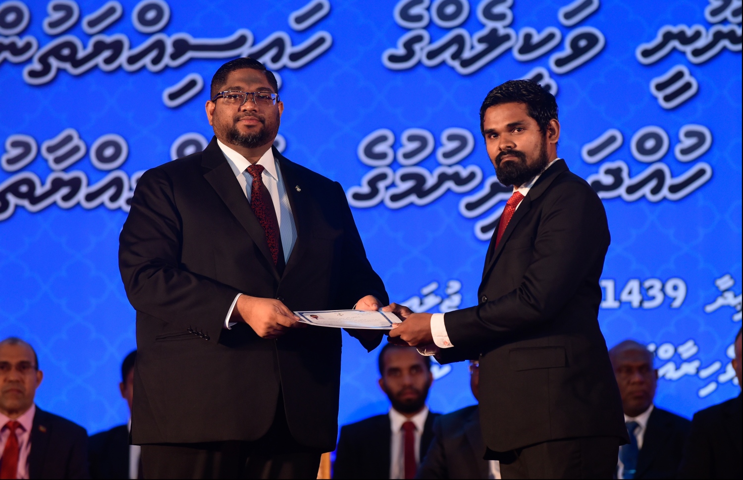 މާލެ: ޖުލައި 30، 2018: ގާނޫނީ ވަކީލުން ހުވާކުރުމުގެ ރަސްމިއްޔާތުގައި ހުވާކުރި ވަކީލަކަށް، އެޓާނީ ޖެނެރަލް މުހައްމަދު އަނިލް، ވަކީލުކަމުގެ ލިޔުން ހަވާލުކުރައްވަނީ.-- ފޮޓޯ: ހުސައިން ވަހީދު /މިހާރު