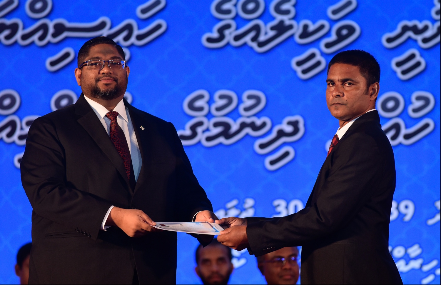 މާލެ: ޖުލައި 30، 2018: ގާނޫނީ ވަކީލުން ހުވާކުރުމުގެ ރަސްމިއްޔާތުގައި ހުވާކުރި ވަކީލަކަށް، އެޓާނީ ޖެނެރަލް މުހައްމަދު އަނިލް، ވަކީލުކަމުގެ ލިޔުން ހަވާލުކުރައްވަނީ.-- ފޮޓޯ: ހުސައިން ވަހީދު /މިހާރު