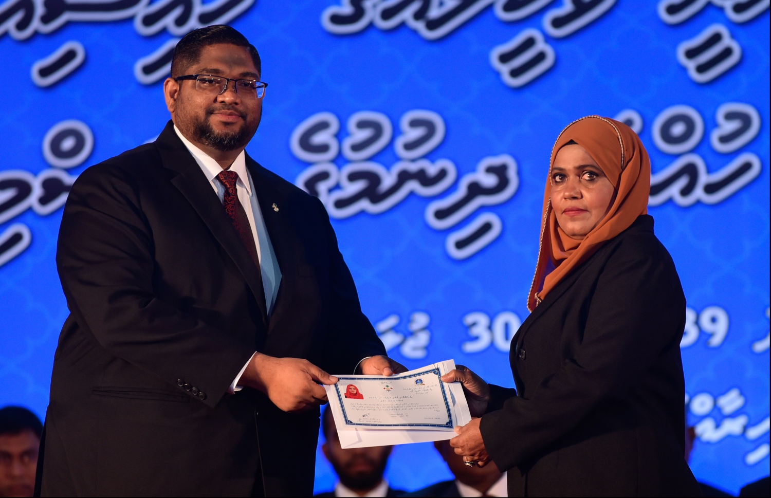 މާލެ: ޖުލައި 30، 2018: ގާނޫނީ ވަކީލުން ހުވާކުރުމުގެ ރަސްމިއްޔާތުގައި ހުވާކުރި ވަކީލަކަށް، އެޓާނީ ޖެނެރަލް މުހައްމަދު އަނިލް، ވަކީލުކަމުގެ ލިޔުން ހަވާލުކުރައްވަނީ.-- ފޮޓޯ: ހުސައިން ވަހީދު /މިހާރު