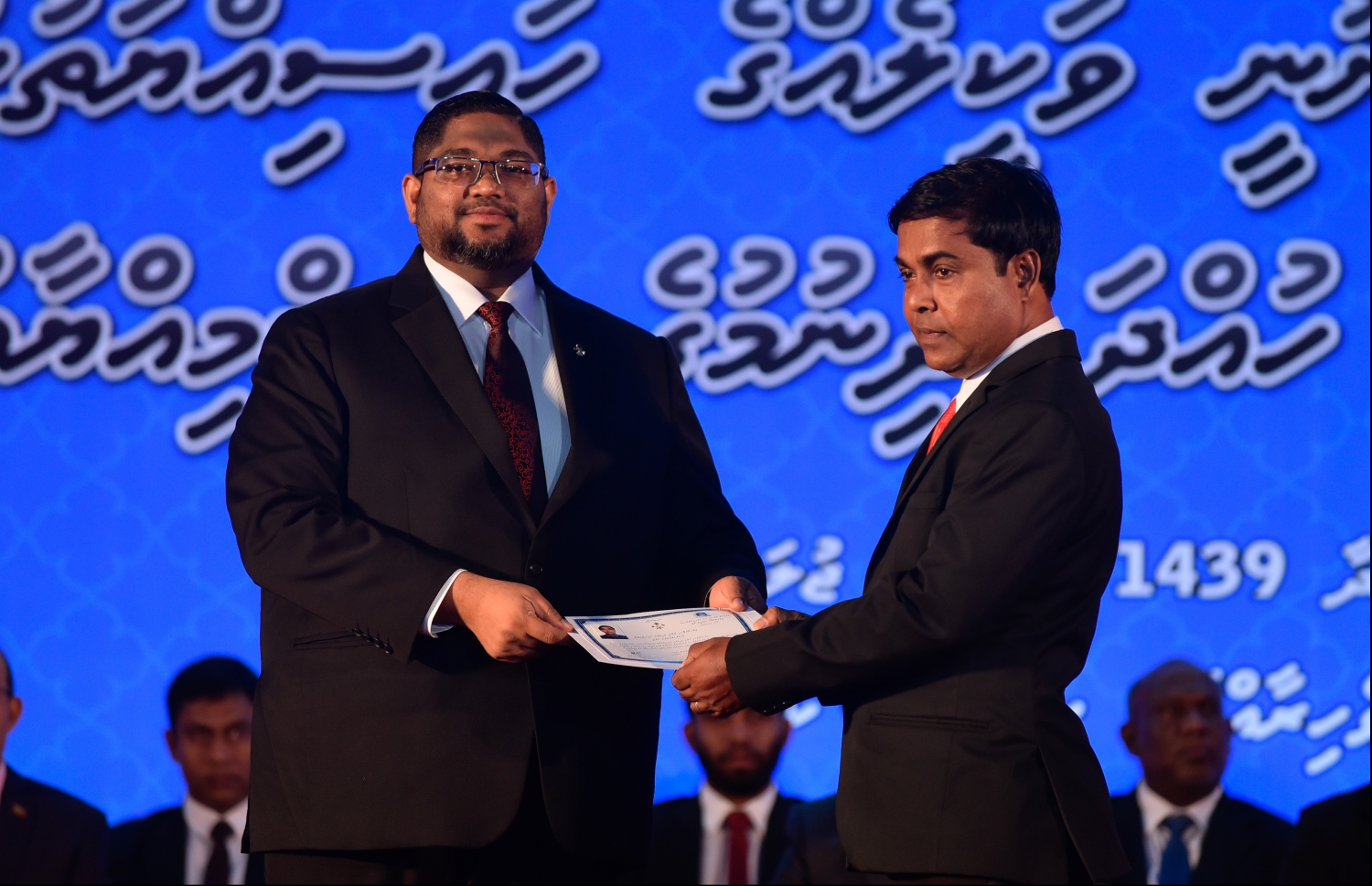 މާލެ: ޖުލައި 30، 2018: ގާނޫނީ ވަކީލުން ހުވާކުރުމުގެ ރަސްމިއްޔާތުގައި ހުވާކުރި ވަކީލަކަށް، އެޓާނީ ޖެނެރަލް މުހައްމަދު އަނިލް، ވަކީލުކަމުގެ ލިޔުން ހަވާލުކުރައްވަނީ.-- ފޮޓޯ: ހުސައިން ވަހީދު /މިހާރު