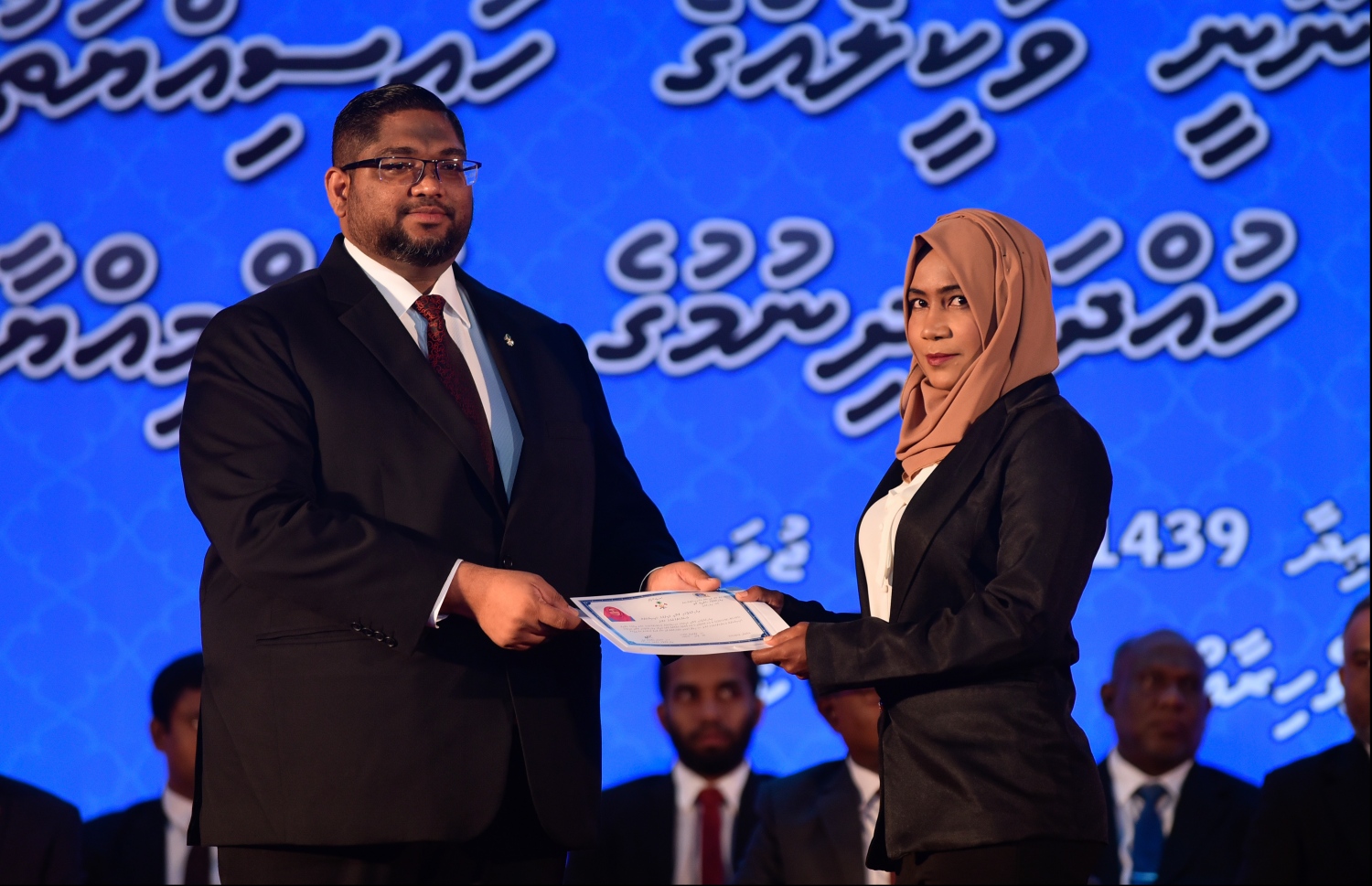 މާލެ: ޖުލައި 30، 2018: ގާނޫނީ ވަކީލުން ހުވާކުރުމުގެ ރަސްމިއްޔާތުގައި ހުވާކުރި ވަކީލަކަށް، އެޓާނީ ޖެނެރަލް މުހައްމަދު އަނިލް، ވަކީލުކަމުގެ ލިޔުން ހަވާލުކުރައްވަނީ.-- ފޮޓޯ: ހުސައިން ވަހީދު /މިހާރު