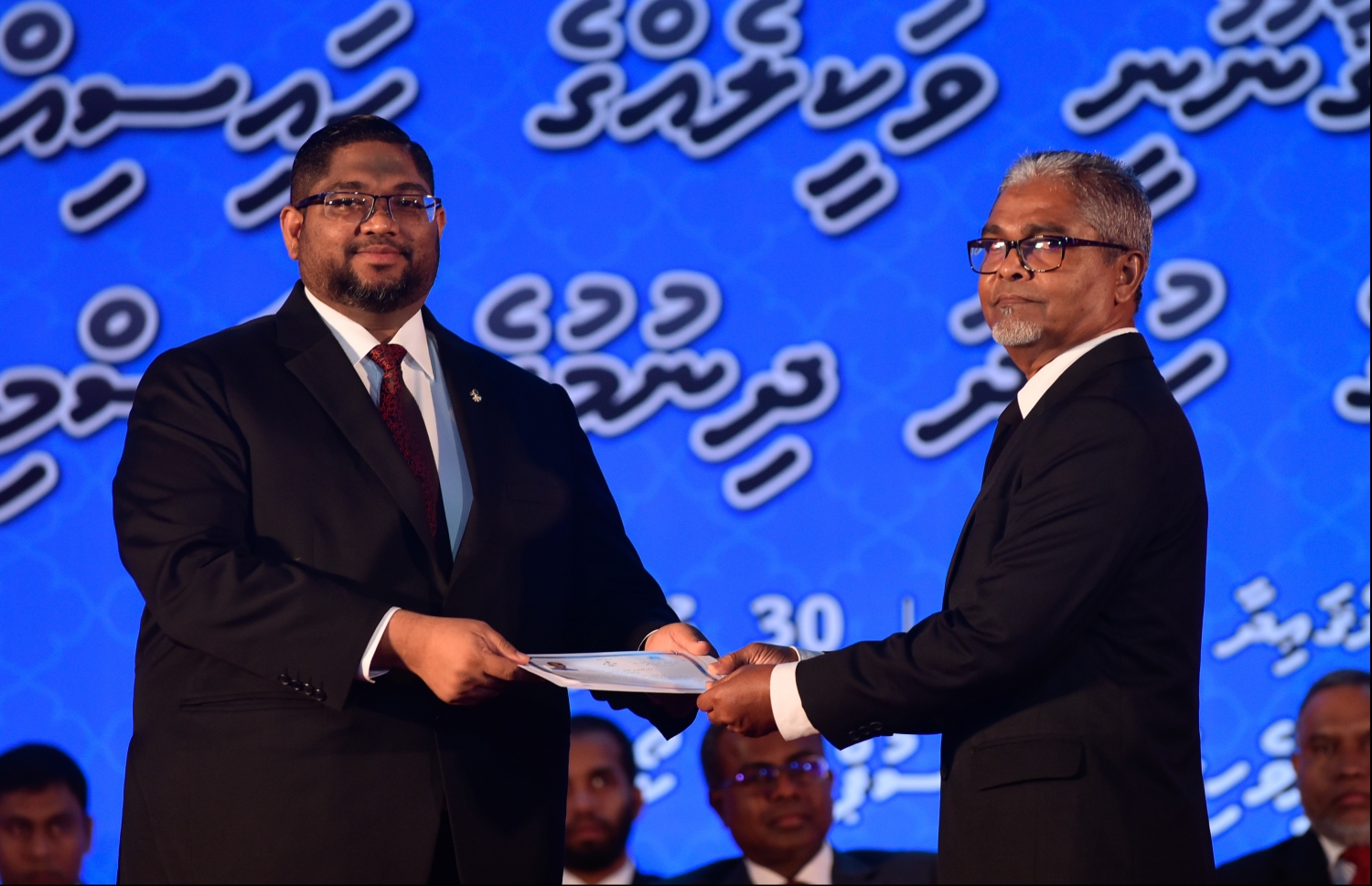 މާލެ: ޖުލައި 30، 2018: ގާނޫނީ ވަކީލުން ހުވާކުރުމުގެ ރަސްމިއްޔާތުގައި ހުވާކުރި ވަކީލަކަށް، އެޓާނީ ޖެނެރަލް މުހައްމަދު އަނިލް، ވަކީލުކަމުގެ ލިޔުން ހަވާލުކުރައްވަނީ.-- ފޮޓޯ: ހުސައިން ވަހީދު /މިހާރު