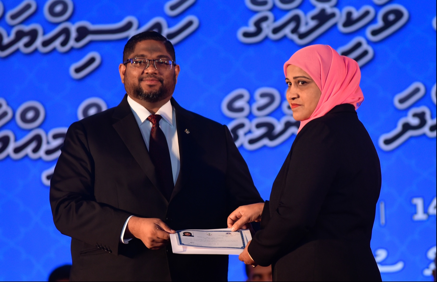 މާލެ: ޖުލައި 30، 2018: ގާނޫނީ ވަކީލުން ހުވާކުރުމުގެ ރަސްމިއްޔާތުގައި ހުވާކުރި ވަކީލަކަށް، އެޓާނީ ޖެނެރަލް މުހައްމަދު އަނިލް، ވަކީލުކަމުގެ ލިޔުން ހަވާލުކުރައްވަނީ.-- ފޮޓޯ: ހުސައިން ވަހީދު /މިހާރު