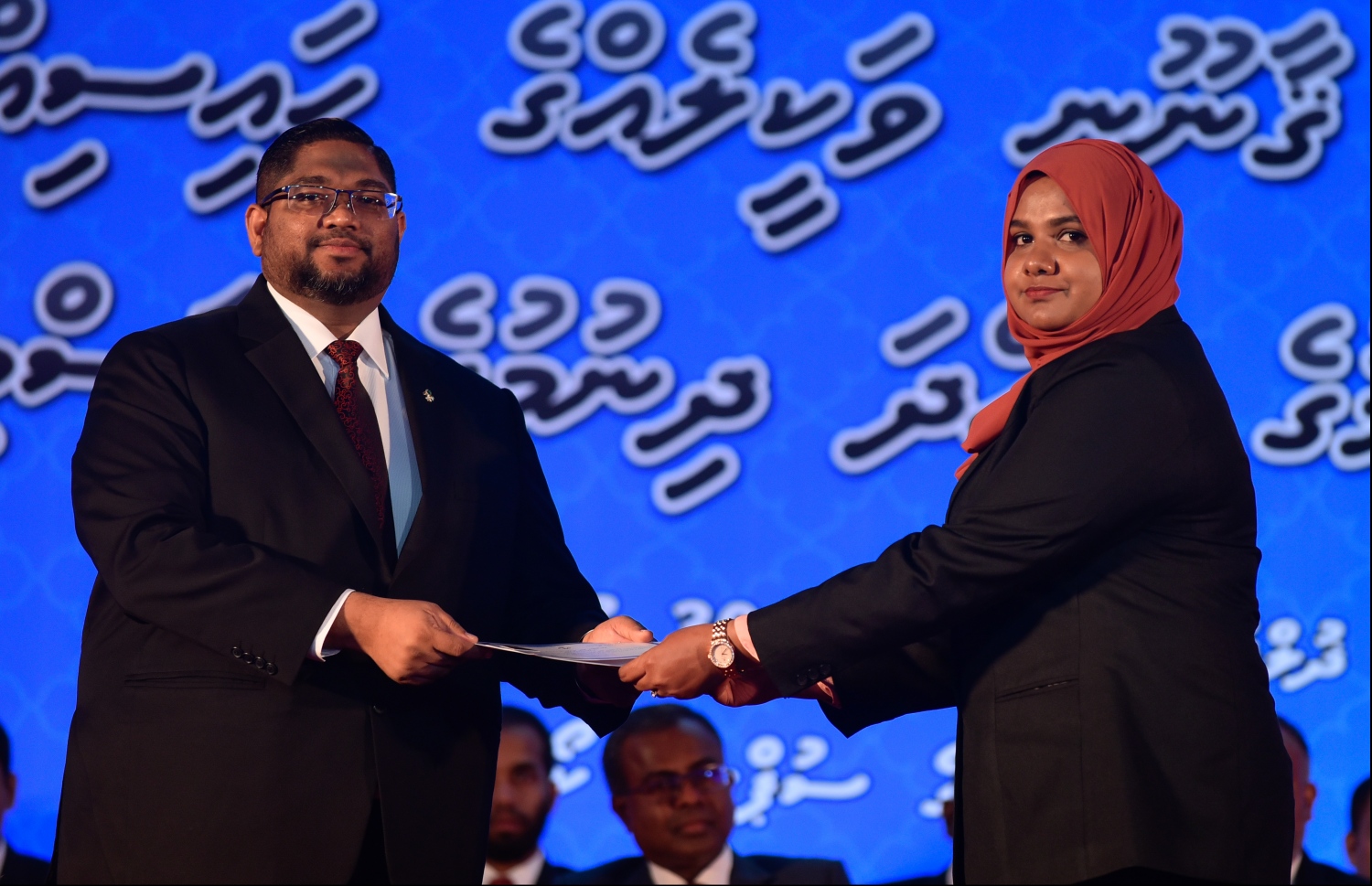 މާލެ: ޖުލައި 30، 2018: ގާނޫނީ ވަކީލުން ހުވާކުރުމުގެ ރަސްމިއްޔާތުގައި ހުވާކުރި ވަކީލަކަށް، އެޓާނީ ޖެނެރަލް މުހައްމަދު އަނިލް، ވަކީލުކަމުގެ ލިޔުން ހަވާލުކުރައްވަނީ.-- ފޮޓޯ: ހުސައިން ވަހީދު /މިހާރު