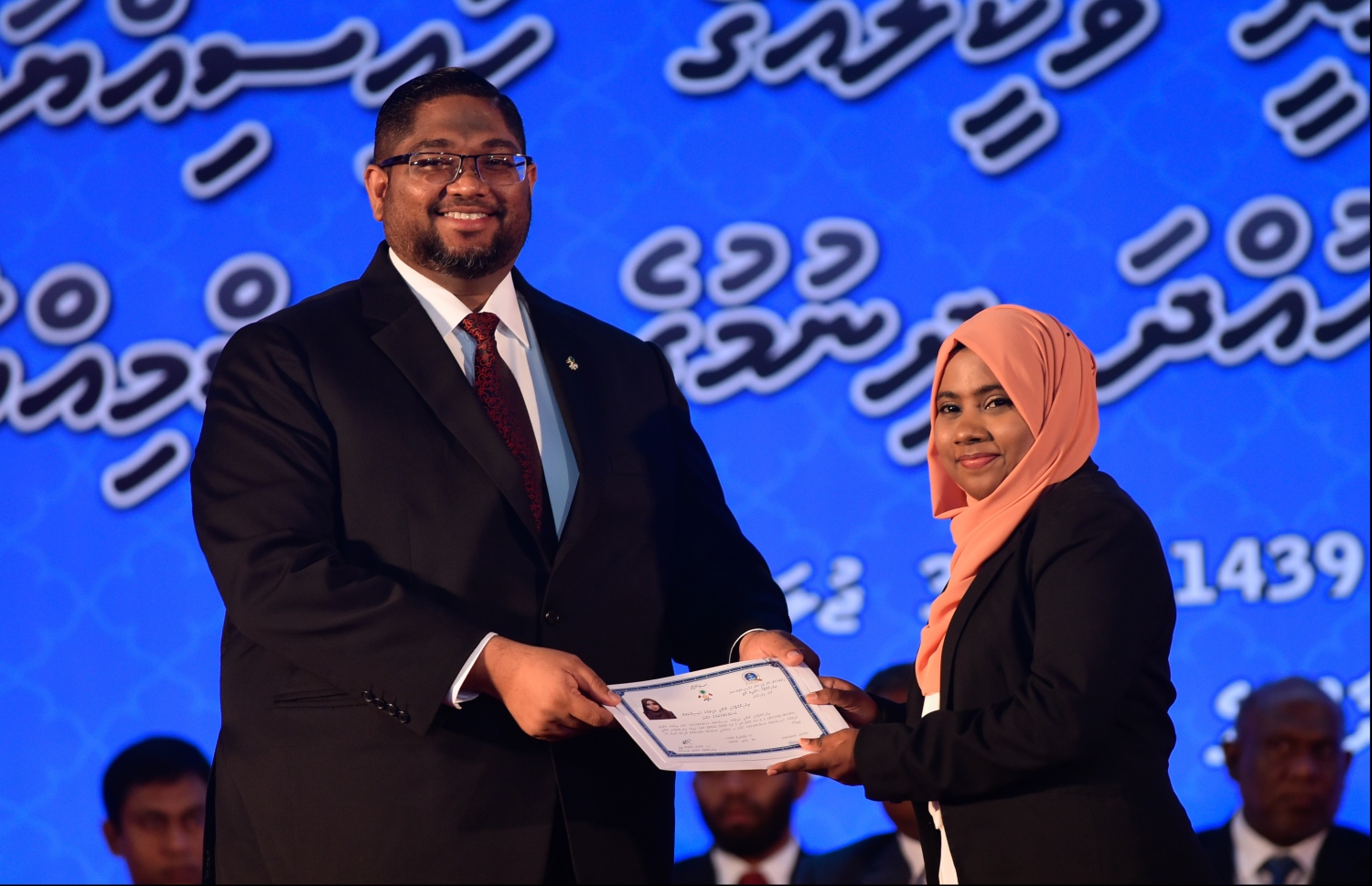 މާލެ: ޖުލައި 30، 2018: ގާނޫނީ ވަކީލުން ހުވާކުރުމުގެ ރަސްމިއްޔާތުގައި ހުވާކުރި ވަކީލަކަށް، އެޓާނީ ޖެނެރަލް މުހައްމަދު އަނިލް، ވަކީލުކަމުގެ ލިޔުން ހަވާލުކުރައްވަނީ.-- ފޮޓޯ: ހުސައިން ވަހީދު /މިހާރު