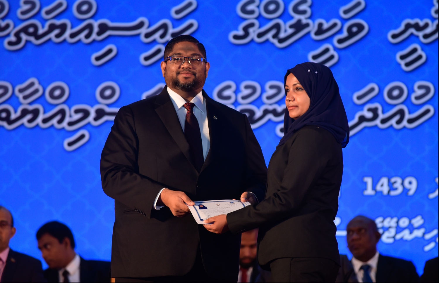 މާލެ: ޖުލައި 30، 2018: ގާނޫނީ ވަކީލުން ހުވާކުރުމުގެ ރަސްމިއްޔާތުގައި ހުވާކުރި ވަކީލަކަށް، އެޓާނީ ޖެނެރަލް މުހައްމަދު އަނިލް، ވަކީލުކަމުގެ ލިޔުން ހަވާލުކުރައްވަނީ.-- ފޮޓޯ: ހުސައިން ވަހީދު /މިހާރު